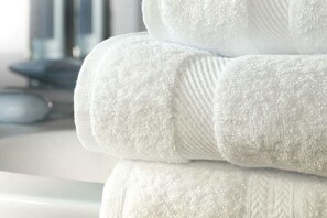 Regadera, secadora de cabello, bidet, toallas 