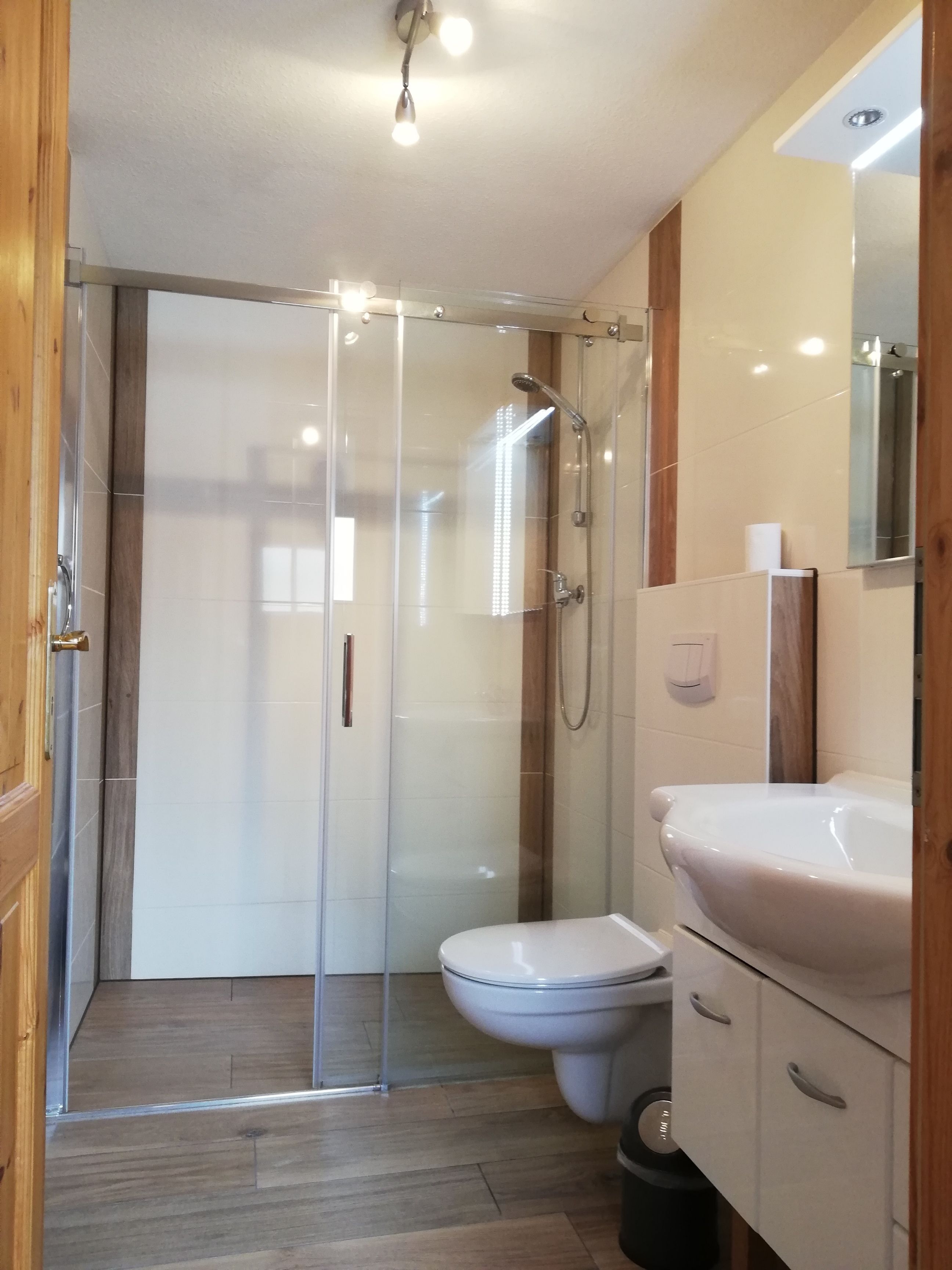 Double Room, Non Smoking | Bathroom shower