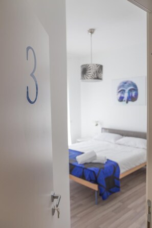 Escritorio, sistema de insonorización, wifi gratis y ropa de cama
