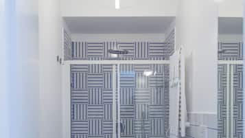 Kahden hengen huone | Kylpyhuone | Suihku, sadesuihkupää, hiustenkuivaaja, kylpytakit