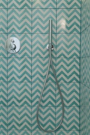 Dusche, Regendusche, Haartrockner, Bademäntel