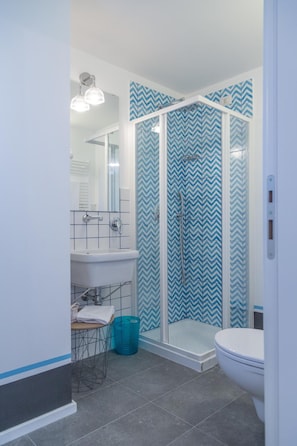Quarto casal | Banheiro | Chuveiro, chuveiro com efeito de chuva, secador de cabelo 