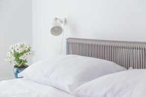 Escritorio, sistema de insonorización, wifi gratis y ropa de cama