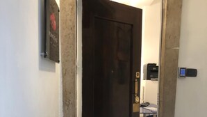 Une porte donnant sur une pièce dont la porte est marquée de l’inscription « ateliers d’art de Nonna Piva ».