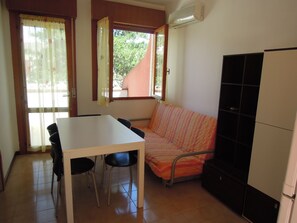 Apartment, Multiple Beds (Tipo C1 con clima primo piano) | Living room