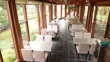 Desayuno con opciones de la cocina local incluido todos los días 