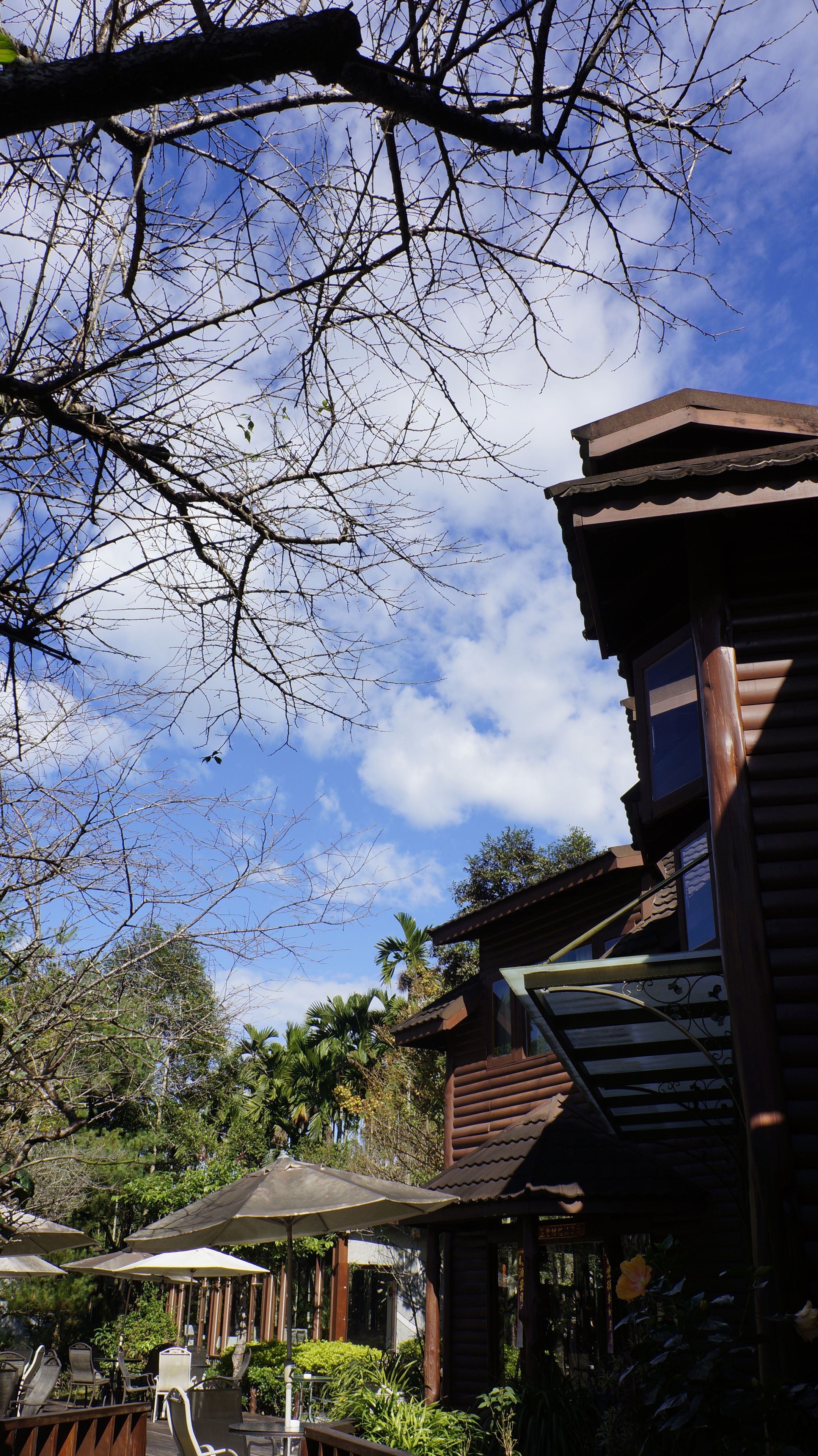 Un bâtiment en bois doté d’un balcon et offrant une vue sur le ciel.