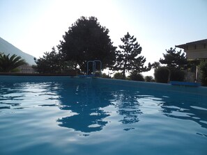 Piscina externa, barracas de cortesia, guarda-sóis