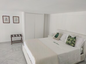 Espaço de trabalho para notebook, cortinas blackout, berços grátis