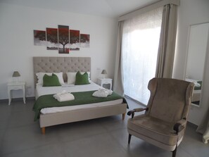 Deluxe Studio Suite | Ruang kerja komputer riba, langsir/tirai gelap terus 