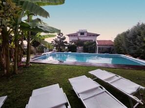 Piscine extérieure, cabanons gratuits, parasols de plage