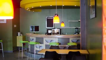 Se ofrece un desayuno continental (7.5 USD por persona)