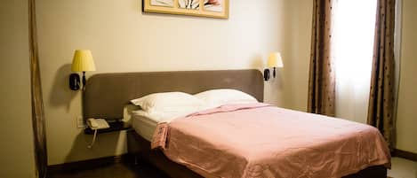 Chambre Double Deluxe, 1 chambre | Coffres-forts dans les chambres, bureau, Wi-Fi gratuit, draps fournis