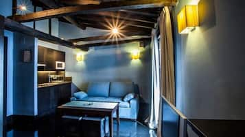 Deluxe Studio | Living area | Flat-screen TV, fireplace, DVD player
