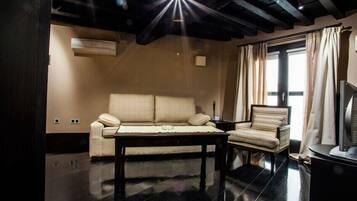 Deluxe Studio | Living area | Flat-screen TV, fireplace, DVD player