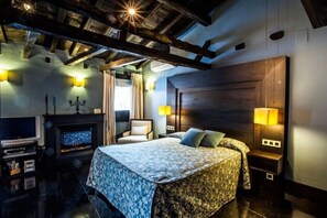 6 bedrooms, Frette Italian sheets, premium bedding, desk - Apartamentos La Plaza de Hervás (Hervas)