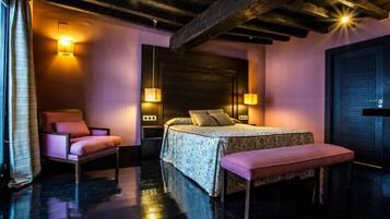 Deluxe Studio | 6 bedrooms, Frette Italian sheets, premium bedding, desk