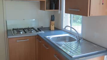 Bungalow, 2 Schlafzimmer | Eigene Küche | Großer Kühlschrank, Herdplatte, Wasserkocher