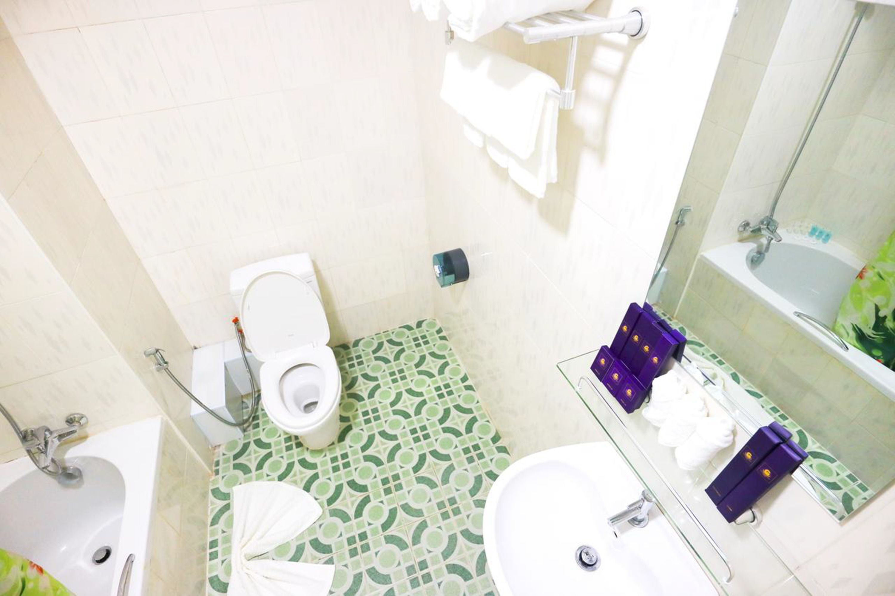 Un baño con inodoro, lavamanos y bañera.
