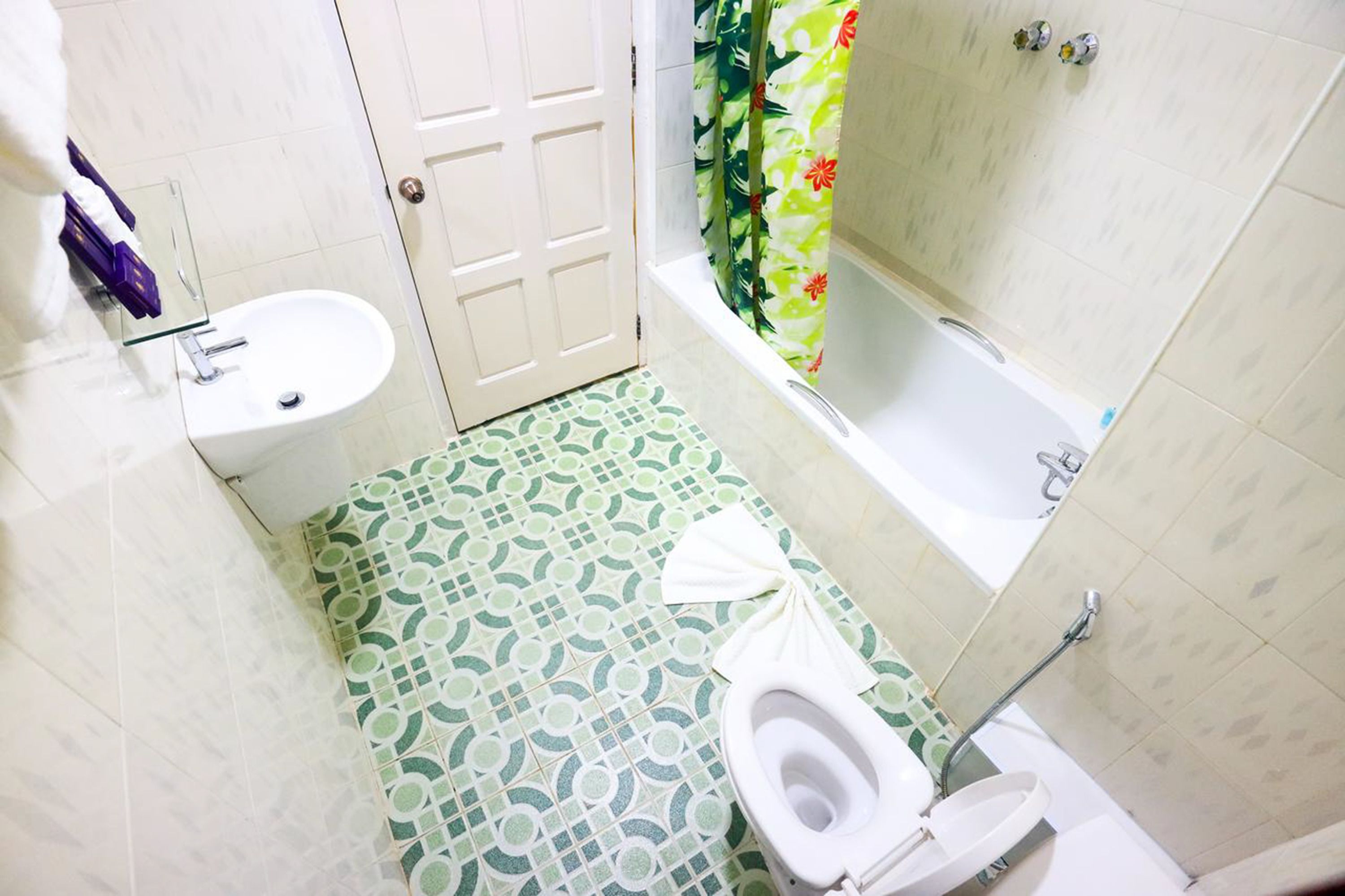A bathroom with a toilet, sink, and bathtub.