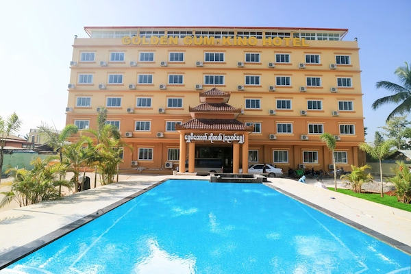 Una piscina al aire libre (de 08:00 a 20:00), sombrillas, tumbonas