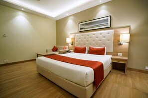 Kamar Double atau Twin Premier | Brankas, dilengkapi dengan perabotan berbeda-beda, dan meja kerja