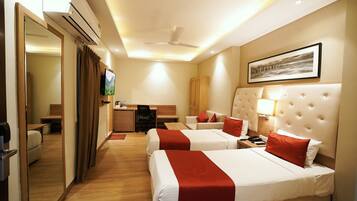 Deluxe Double or Twin Room | In-room safe, individually furnished, desk, laptop workspace