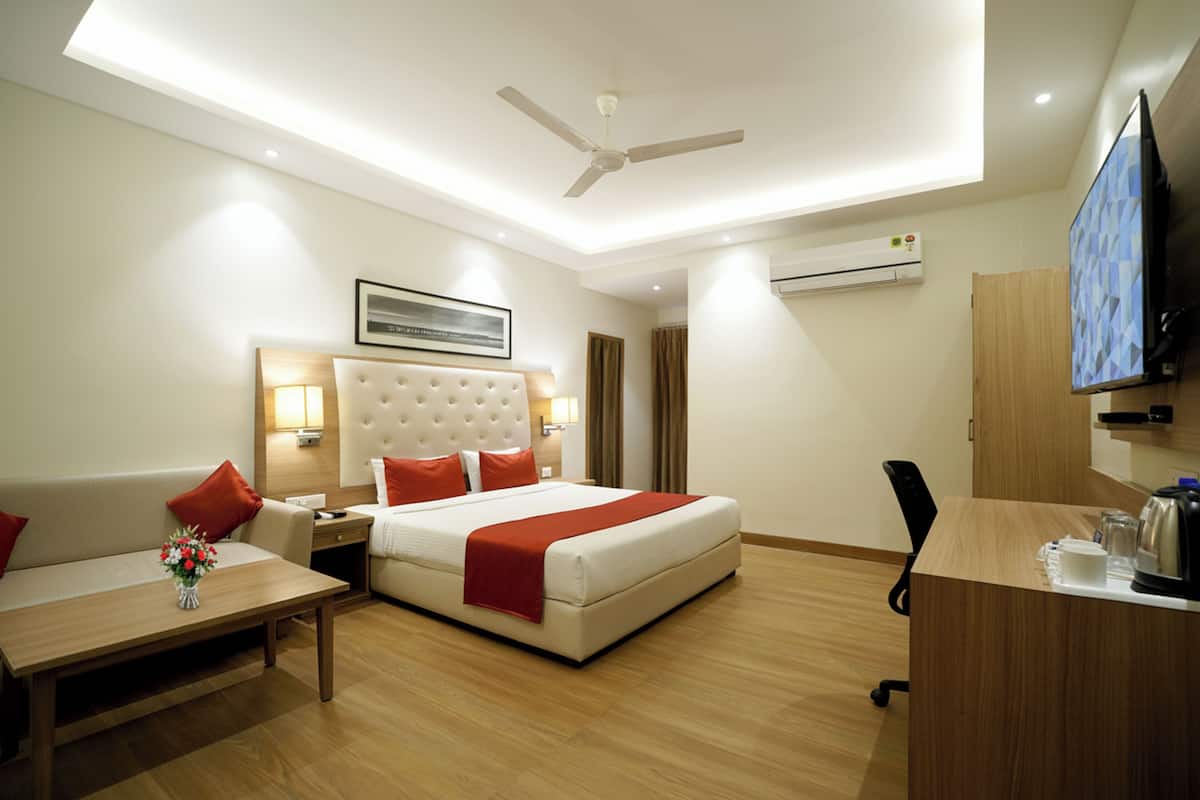 In-room safe, individually furnished, desk, laptop workspace