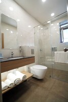 Signature tweepersoonskamer, 1 tweepersoonsbed | Badkamer | Een douche, gratis toiletartikelen, handdoeken, zeep