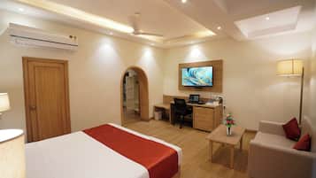 Quarto casal com design assinado, 1 cama de casal | Cofres nos quartos, individualmente mobiliados, escrivaninha