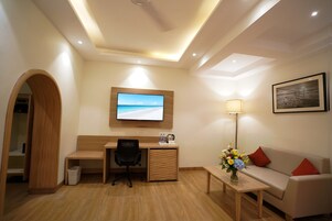 시그니처 더블룸, 더블침대 1개 | 객실 내 금고, 각각 다르게 가구 비치, 책상, 노트북 작업 공간