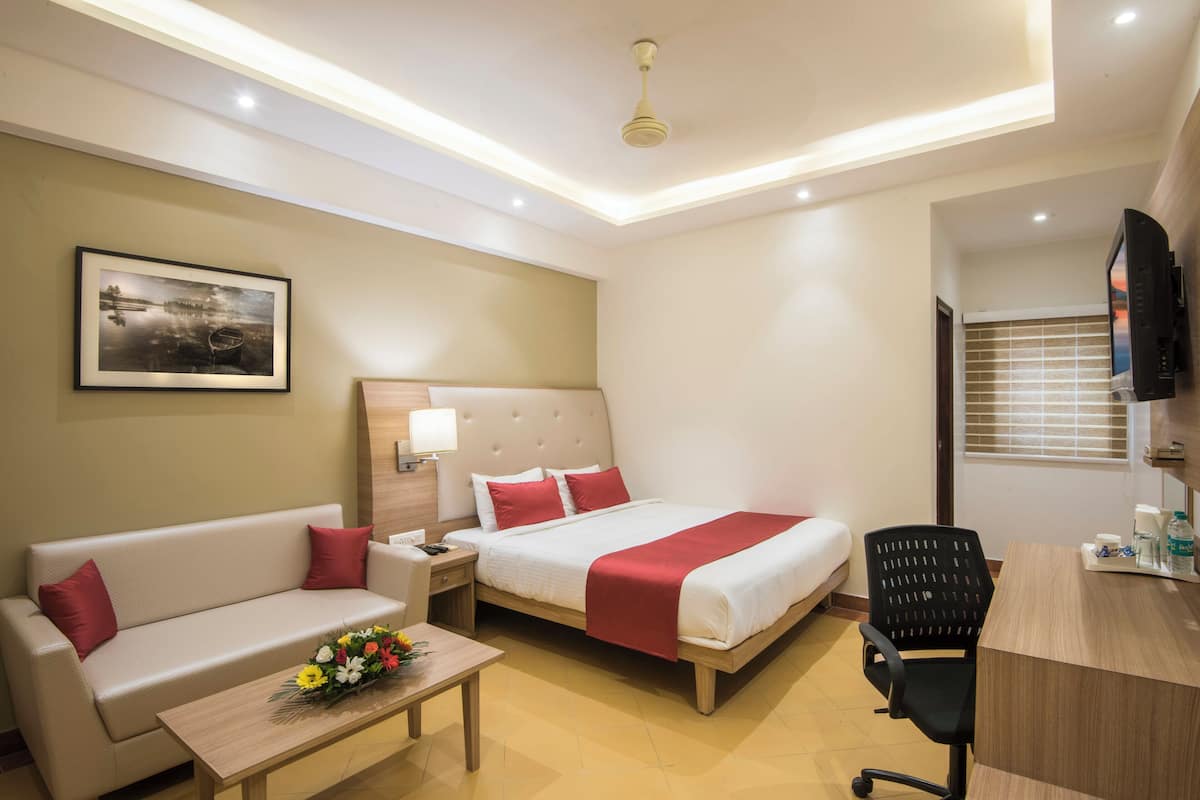 In-room safe, individually furnished, desk, laptop workspace