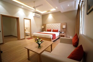 시그니처 더블룸, 더블침대 1개 | 객실 내 금고, 각각 다르게 가구 비치, 책상, 노트북 작업 공간