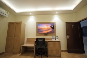 Habitación Premier con 1 cama matrimonial o 2 individuales | Caja de seguridad en la habitación, muebles diferentes y escritorio