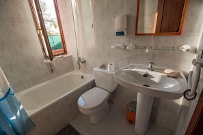 Bathtub, towels