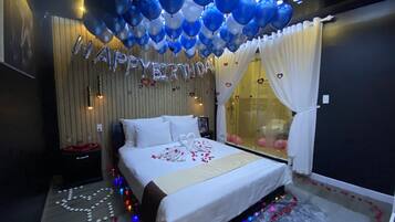 Minibaari, työpöytä, äänieristys, silitysrauta/-lauta