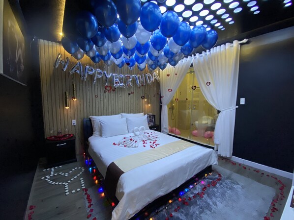 Minibar, escritorio, insonorización y tabla de planchar con plancha