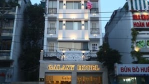 Bagian depan properti - sore/malam