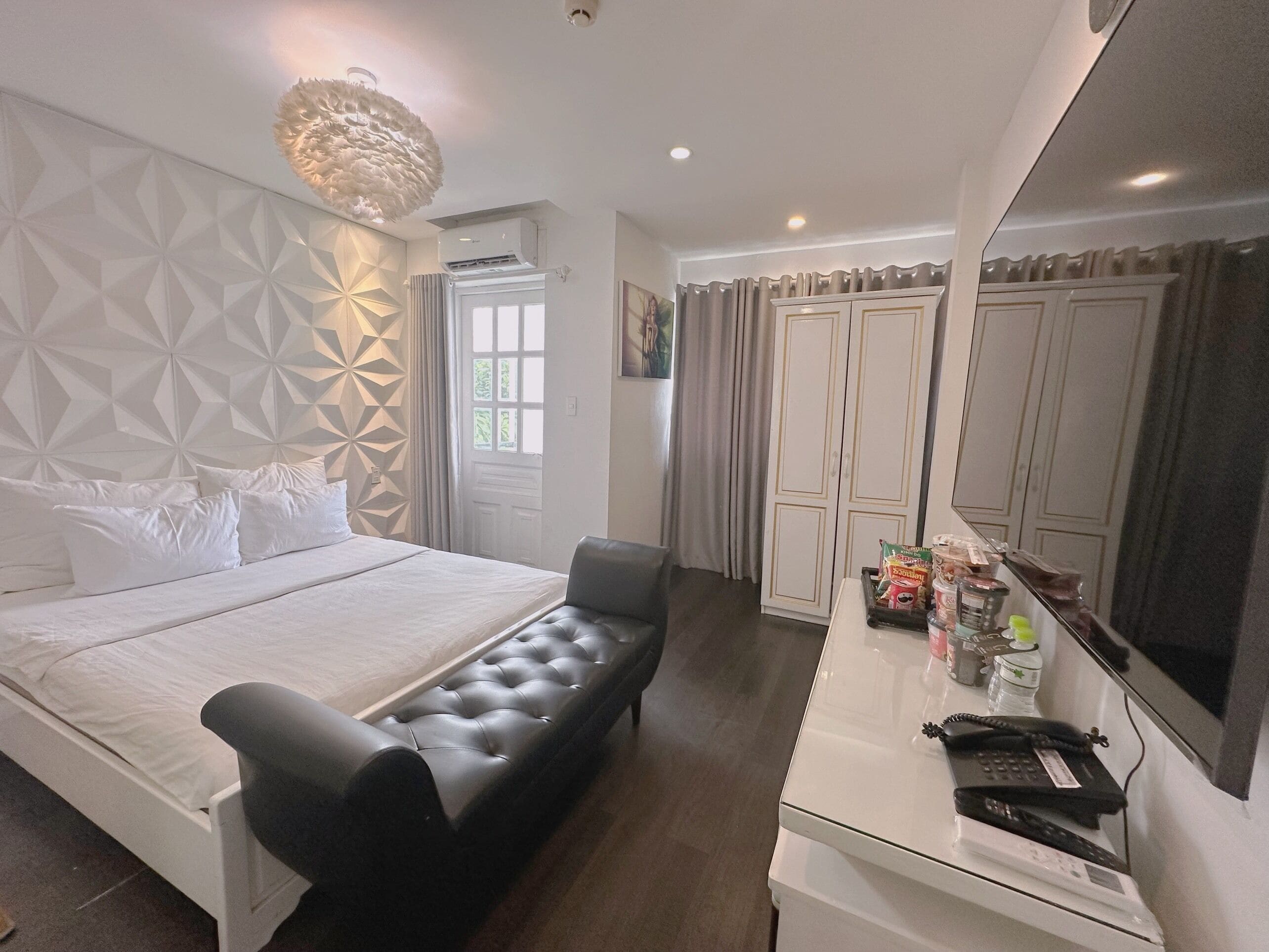 Bar mini, meja, kalis bunyi, seterika/papan seterika 