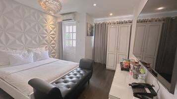 Frigobar, escrivaninha, quartos à prova de som