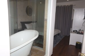 Minibar, desk, soundproofing, iron/ironing board - Galaxy Hotel (Ho Chi Minh City)