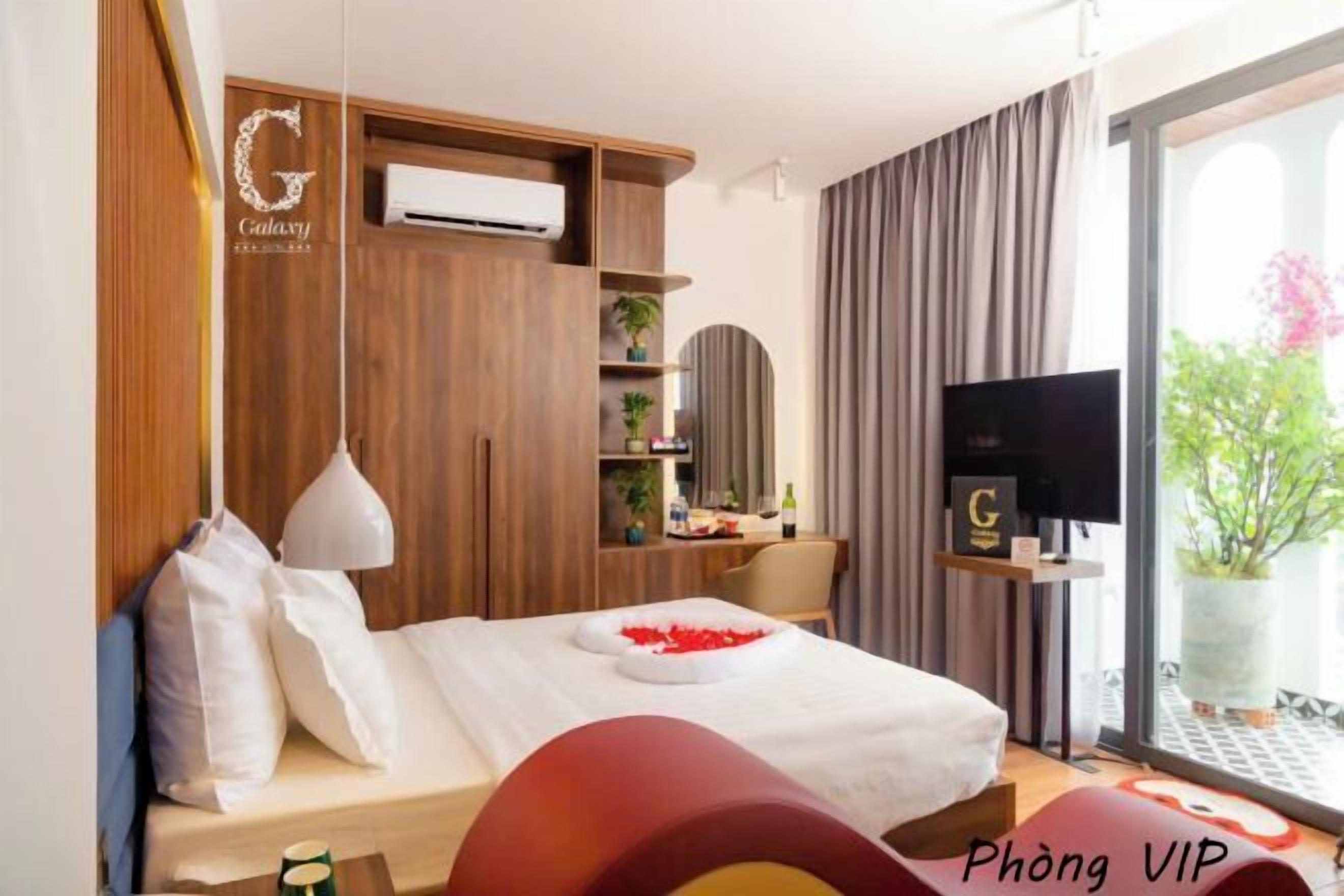 Minibar, desk, soundproofing, iron/ironing board