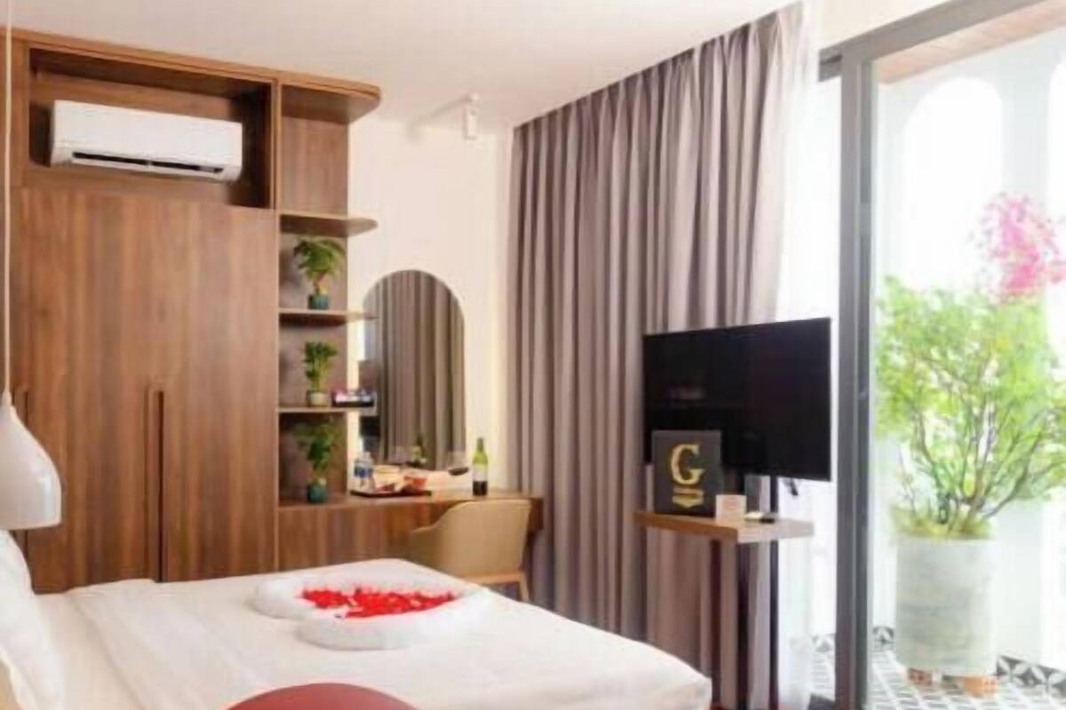 Een minibar, een bureau, geluiddichte muren, een strijkplank/strijkijzer