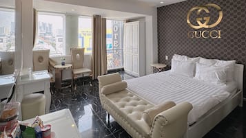 Frigobar, escrivaninha, quartos à prova de som