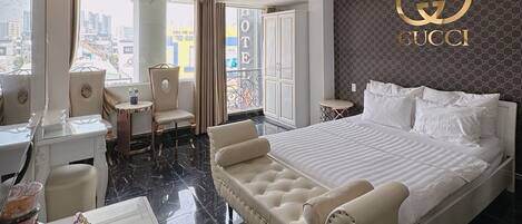 Minibar, skrivbord, ljudisolering och strykjärn/strykbräda