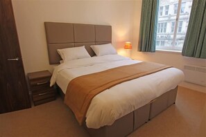 Caja de seguridad en la habitación y tabla de planchar con plancha 