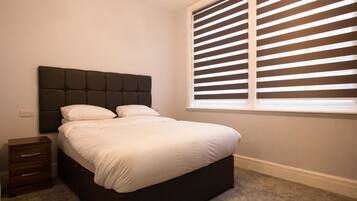 Apartamento superluxo, 1 cama King, para não fumantes | Cofres nos quartos, ferros/tábuas de passar roupa, Wi-Fi de cortesia