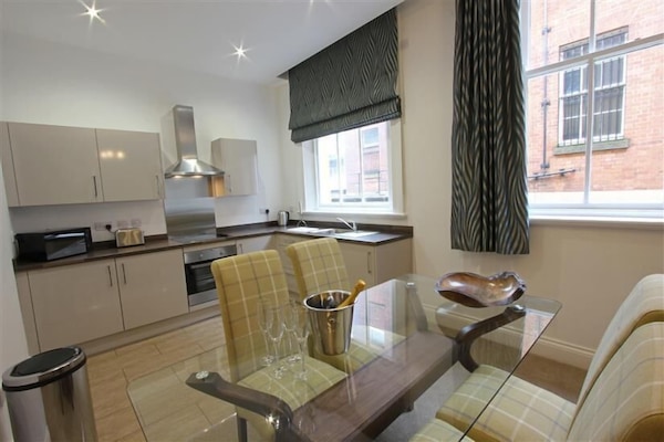 2-Bedroom Luxury Apartment | Living area