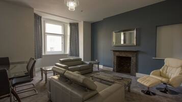 Dobbeltrom for 1 person | Oppholdsområde | En 50-tommers Flatskjerm-TV med kabel-kanaler samt TV