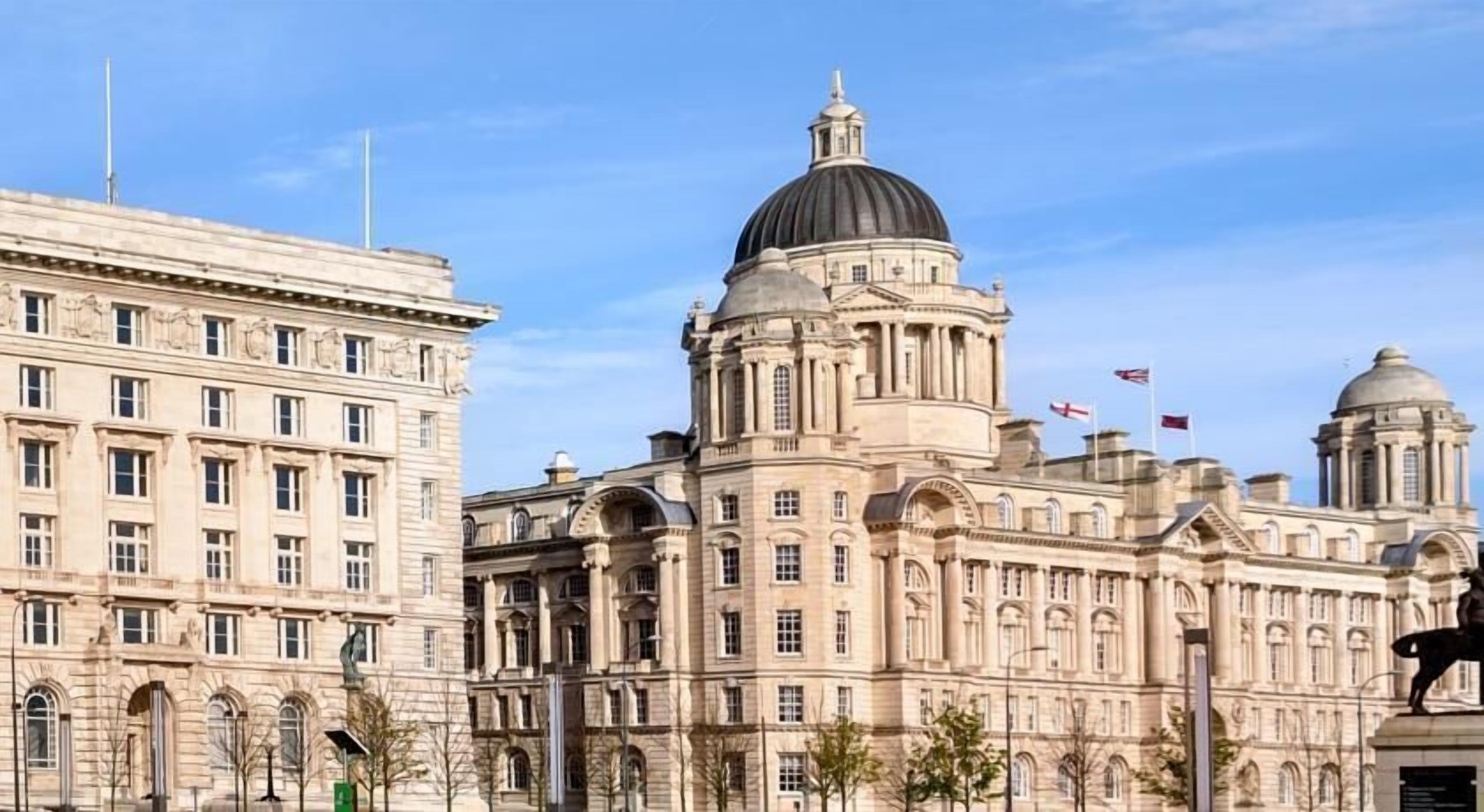 Un edificio grande e histórico con una cúpula destacada y arquitectura clásica.